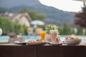 uma mesa coberta com pratos de alimentos e bebidas em Hotel Sonnenhof em Lana