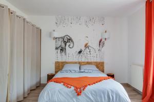 Postel nebo postele na pokoji v ubytování Le Cottage Bien-Etre Jacuzzi Piscine Chauffée Privée du Tarn entre Toulouse et Albi & Les Cottages du Tarn + 49 fotografií