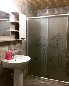 里澤的住宿－Su Apart，带淋浴、水槽和卫生间的浴室