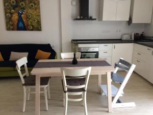 eine Küche mit einem Holztisch und Stühlen in der Unterkunft Apartmani Harmonija in Žman