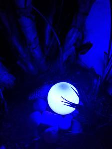 una luz en una habitación oscura con luces azules en Patio De La Luna, en Asilah