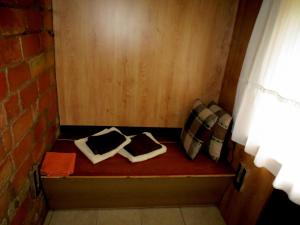 mały pokój z ławką z dwoma książkami w obiekcie Peters House w mieście Iecava