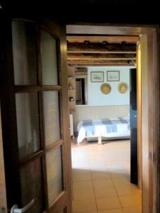 drzwi prowadzące do sypialni z łóżkiem w obiekcie Peters House w mieście Iecava