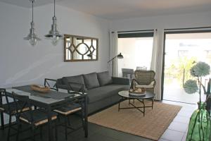 Sunset Apartment at Casilla de Costa في Villaverde: غرفة معيشة مع أريكة وطاولة