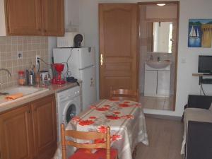 Roglianoにあるa casettaのキッチン(テーブル、白い冷蔵庫付)