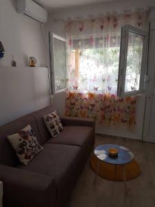 sala de estar con sofá y mesa en Studio en Tivat