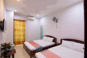 Postel nebo postele na pokoji v ubytování Thế Giang Hotel