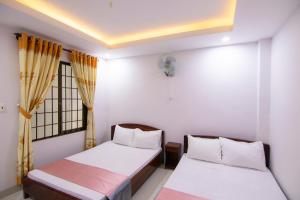 Postel nebo postele na pokoji v ubytování Thế Giang Hotel