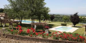 Bazén v ubytovaní Agriturismo Rio Coverino alebo v jeho blízkosti + 7 fotografií