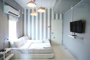 מיטה או מיטות בחדר ב-Meroom