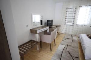 Televiisor ja/või meelelahutuskeskus majutusasutuses Konak Nestor Bungalows