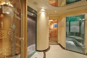 a hallway with a shower in a building at Hotel Garni Glockenstuhl in Mayrhofen