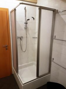 ヘルマゴルにあるRanner's Ferienwohnungのバスルーム(ガラスドア付きのシャワー付)
