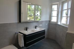 Koupelna v ubytování Ferienwohnung am Grölisbach + 33 fotografií