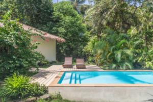 uma piscina no quintal de uma villa em Baan Manaao em Hinkong