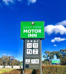 um sinal para uma estalagem motorizada com vista para o golfe em Golfview Motor Inn em Wagga Wagga