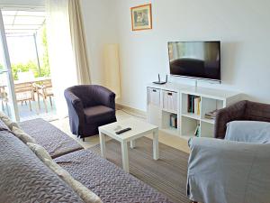 TV a/nebo společenská místnost v ubytování House Natali 70m from the beach - free EV top up