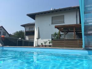 una casa con piscina frente a una casa en Ferienwohnung Jucarm, en Sankt Wendel