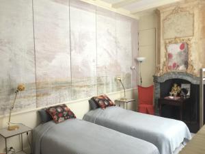 een slaapkamer met 2 bedden en een open haard bij Casa Luna in Amsterdam