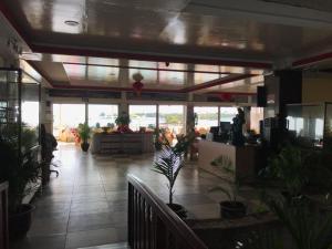 un hall d'un bâtiment avec des plantes en pot dans l'établissement Bella Vista Mauritius, à Grand Baie