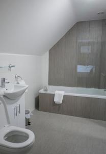 łazienka z toaletą, umywalką i wanną w obiekcie Crown & Anchor Inn w mieście Brough