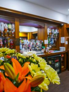 un ramo de flores en una mesa en un bar en Crown & Anchor Inn en Brough