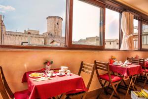 um restaurante com duas mesas com toalha de mesa vermelha em b&b Casa Fusco em Fondi