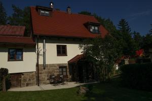 シュクラルスカ・ポレンバにあるWrzosowa 25の赤屋根の大白屋敷