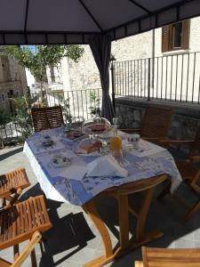 a table with a blue table cloth on a patio at Ammoglja in Calascio