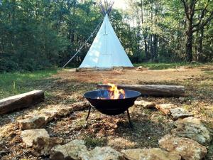 Les FargesMagnifique chalets en rondins avec ou sans spa et Tipis en plaine Nature Environnement ressourçant au calme vue imprenable Lascaux SPA non disponible juillet et aout的相册照片