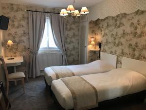 Un pat sau paturi într-o cameră la L'Auberge du Port des Roches