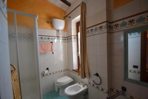 łazienka z toaletą i umywalką w obiekcie Podere Arco w mieście Saturnia