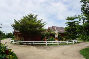 Gallery image of Ruean Phet Sawoei Resort in Phutthaisong