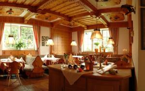 ein Restaurant mit Tischen und Stühlen in einem Zimmer in der Unterkunft Hotel zum Toni in Bad Hofgastein