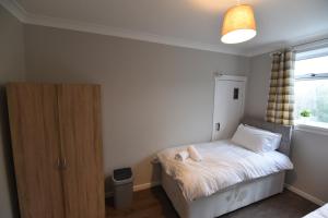 Sighthill 3 bedroom flat with Private Garden