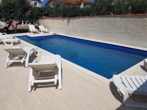 basen z leżakami i basenem w obiekcie Vacation house "Viola" w Fažanie