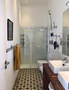 La salle de bains est pourvue d'une douche, de toilettes et d'un lavabo. dans l'établissement Casa La Breña, à Breña Baja