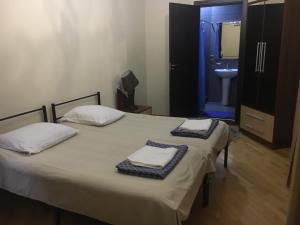 Giường trong phòng chung tại Gurami Guest House 1