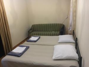Giường trong phòng chung tại Gurami Guest House 1