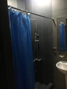 Phòng tắm tại Gurami Guest House 1