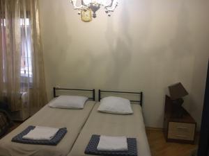 Giường trong phòng chung tại Gurami Guest House 1