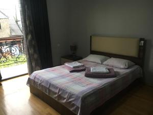 Giường trong phòng chung tại Gurami Guest House 1