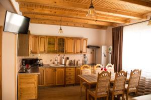 ミザヤリヤにあるSunhouseのキッチン(木製キャビネット、テーブル、椅子付)