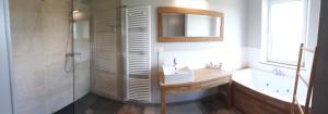 La salle de bains est pourvue d'un lavabo et d'une douche. dans l'établissement Vic Va la Vie, à Éprave