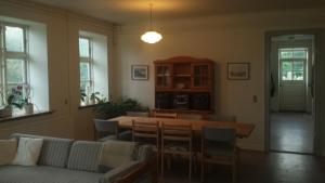 ein Wohnzimmer mit einem Tisch und einem Sofa in der Unterkunft Gamby fattiggård in Gamby