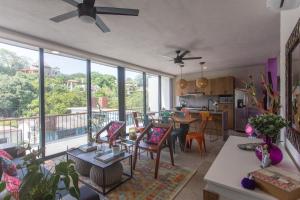 Casa Malva في سايوليتا: مطبخ وغرفة معيشة مع نافذة كبيرة