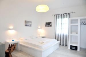 A bed or beds in a room at Helios Beach Studios