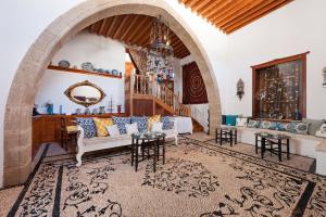 een woonkamer met een bank en een tafel bij Melenos Art Boutique Hotel in Lindos