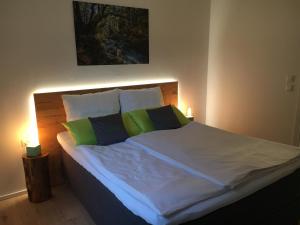 Una cama o camas en una habitación de Bergelemente im Hochwald