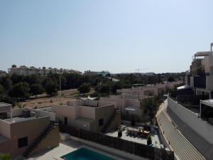 een luchtzicht op gebouwen en een zwembad bij Residencial Sabrina Penthouse in Playas de Orihuela